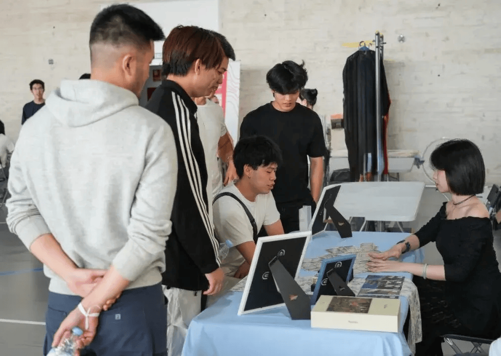 学生趣味运动会如何让中西青年“玩”成一片？开元棋牌汉服、塔罗、运动破冰！第二届中西大(图2)